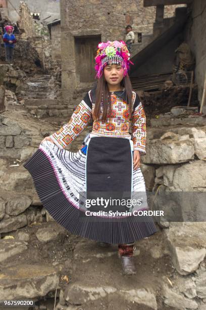 Chine, province du Guizhou, village de Galapo, ethnie des Four Seals Miao, jeunes filles qui presentent les robes. China, Guizhou province, Galapo...