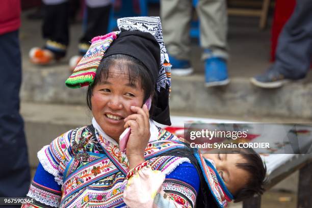 Chine , province du Yunnan , ethnie des Yi, Yuanyang, village de Mengpin, femme et enfant.