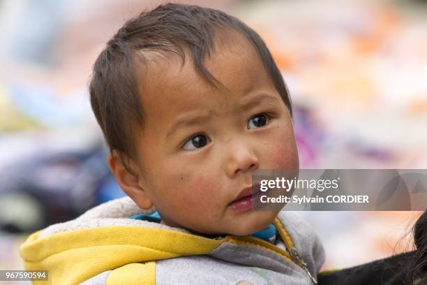 Chine , province du Yunnan , Yuanyang, village de Shengchum , marche , l'ethnie Yi, Bebe.