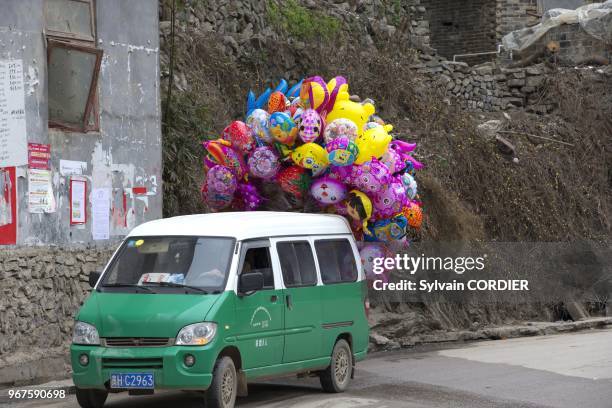 Chine, province du Guizhou, village de Shiqiao, ethnie des Hans, vendeur de ballons. China, Guizhou province, Shiqiao village, Han people,? balloon...