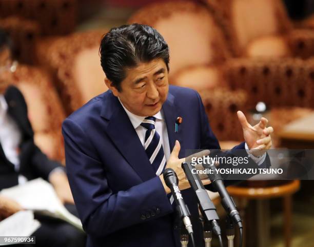 Le Premier ministre japonais Shinzo Abe répondant aux questions lors de la session du comité budgétaire de la Chambre haute à la Diète le 16 juin...