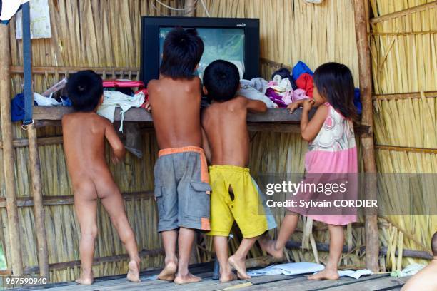 Amérique du Sud, Brésil,état d'Amazonas, bassin du fleuve Amazone, indien Apurina, enfants regardant un poste de télévision éteint.