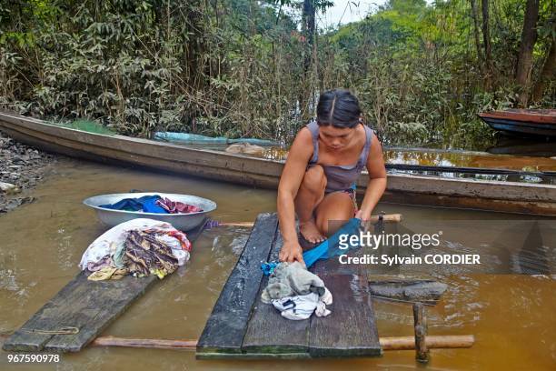 Amérique du Sud, Brésil,état d'Amazonas, bassin du fleuve Amazone, indien Apurina,femme faisant la lessive au bord de la rivière.