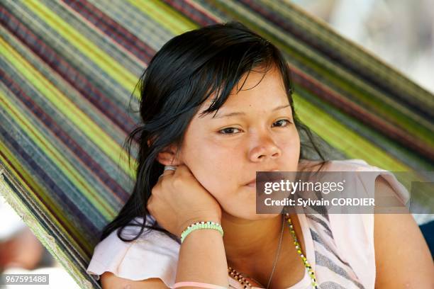 Amérique du Sud,Brésil, état d'Amazonas, bassin du fleuve Amazone, indien Apurina, jeune fille dans la case.