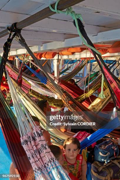 Amérique du Sud, Brésil,état d'Amazonas, bassin du fleuve Amazone, bateau effectuant la liaison Tapua-Manaus,les passagers installent des hamacs pour...