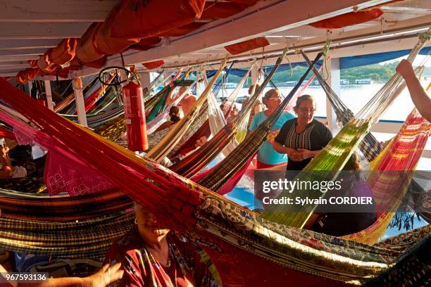 Amérique du Sud, Brésil,état d'Amazonas, bassin du fleuve Amazone, bateau effectuant la liaison Tapua-Manaus,les passagers installent des hamacs pour...