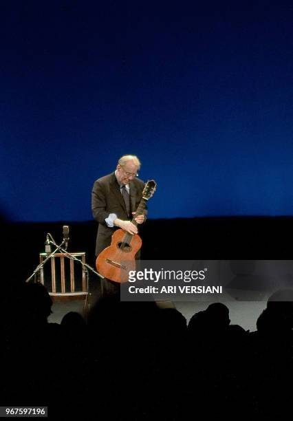 Brazilian musician Joao Gilberto walks on stage before his presentation late at night on August 24, 2008 at the Teatro Municipal in Rio de Janeiro....