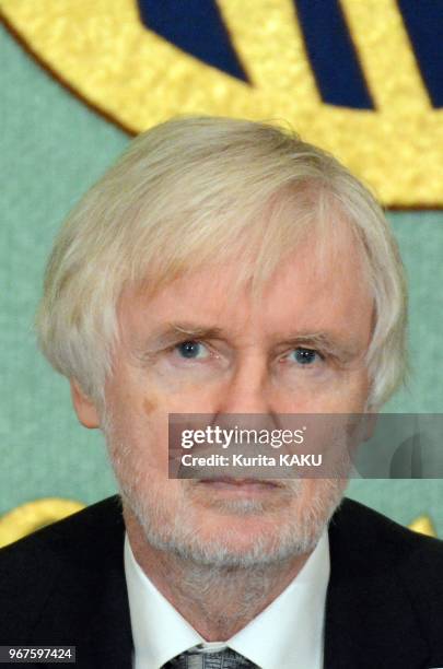 Conference de presse de Erkki Tuomioja, ministre des affaires etrangeres de Finlande au 'Japan National Press Club' le 18 Octobre 2013, Tokyo, Japon.