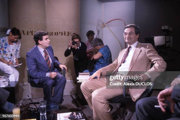 Bernard Pivot et Jacques Attali sur le plateau de l'émission 'Apostrophe' le 14 septembre 1985 à Paris, France.
