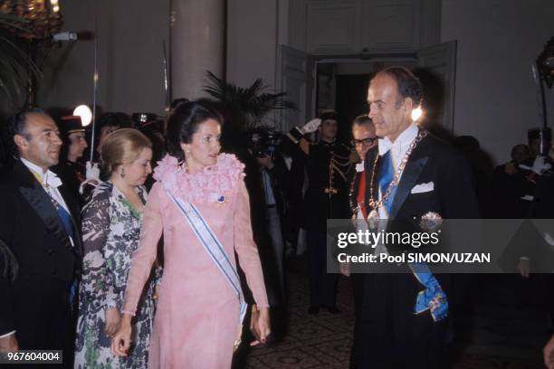 Anne-Aymone Giscard d'Estaing et Valéry Giscard d'Estaing lors d'une réception au palais de Versailles en l'honneur de l'impératrice d'Iran Farah...