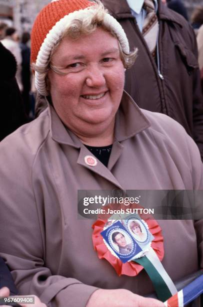 Supportrice du mariage princier entre Charles de Galles et Diana Spencer, le 29 juillet 1981 à Londres, Royaume-Uni.