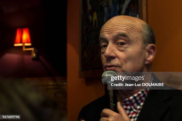 Alain Juppé lors d'une réunion avec des soutiens dans le café brasserie 'Park Rivoli' le 16 janvier 2016 à Paris, France.