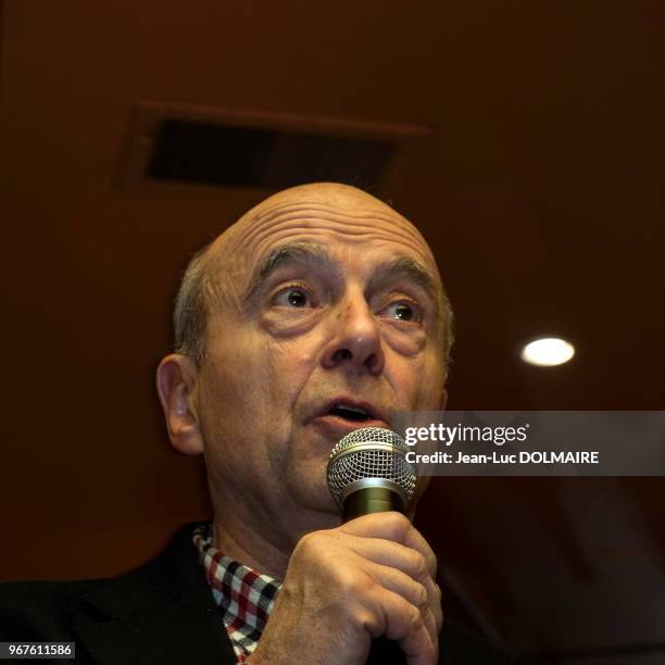 Alain Juppé lors d'une réunion avec des soutiens dans le café brasserie 'Park Rivoli' le 16 janvier 2016 à Paris, France.