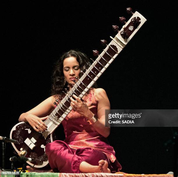 Anoushka Shankar en concert live sur la scene de la Cigale le 22 octobre 2013, Paris, France.