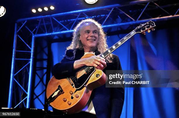 Le guitariste Tuck Andress en concert live sur la scène du New Morning le 20 mars 2014, Paris, France.