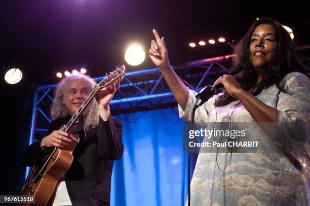 Le guitariste Tuck Andress et la chanteuse Patti Cathcart en concert live sur la scène du New Morning le 20 mars 2014, Paris, France.