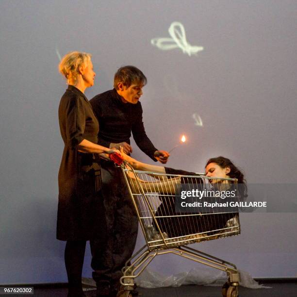 Anna Cervinka , Céline Samie et Nâzim Boudjenah de la troupe de la Comédie-Française interprètent au 'Studio Théâtre' la pièce 'La petite fille aux...