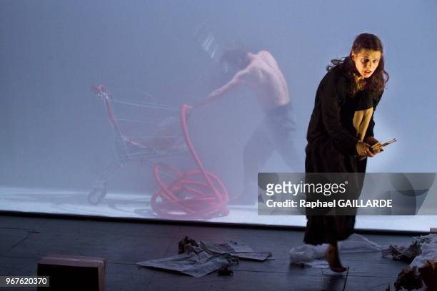Anna Cervinka et Nâzim Boudjenah de la troupe de la Comédie-Française interprètent au 'Studio Théâtre' la pièce 'La petite fille aux allumettes' de...