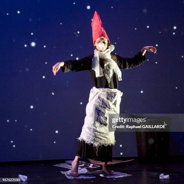 Anna Cervinka de la troupe de la Comédie-Française interprète au 'Studio Théâtre' la pièce 'La petite fille aux allumettes' de Hans Christian...