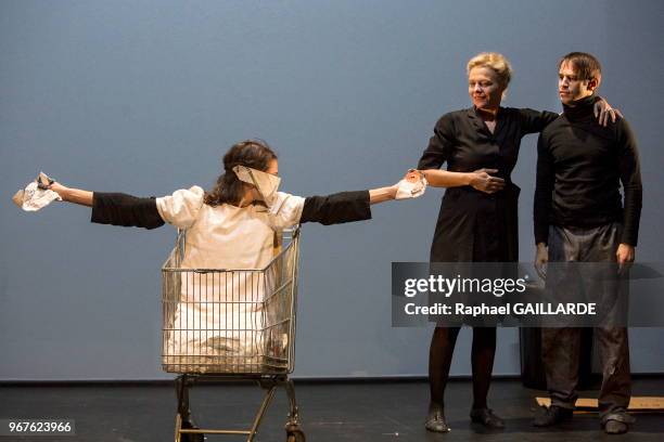 Anna Cervinka , Céline Samie et Nâzim Boudjenah de la troupe de la Comédie-Française interprètent au 'Studio Théâtre' la pièce 'La petite fille aux...