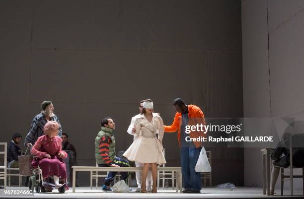 Bakary Sangaré, Nâzim Boudjenah, Georgia Scalliet, Claude Mathieu et Daniele Lebrun de la Comédie-Française interprètent 'Innocence' dans la salle...