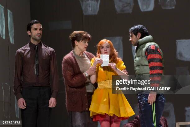 Catherine Sauval, Pauline Méreuze, Nazim Boudjenah et Sébastien Pouderoux de la Comédie-Française interprètent 'Innocence' dans la salle Richelieu,...