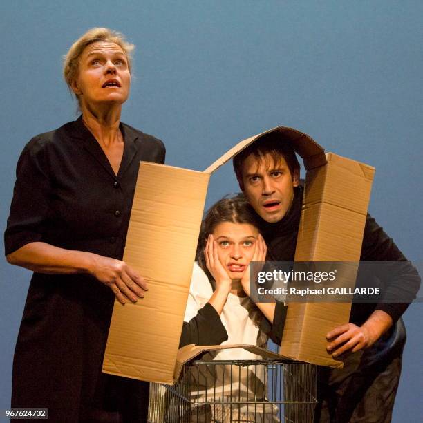 Anna Cervinka , Céline Samie et Nâzim Boudjenah de la troupe de la Comédie-Française interprètent au 'Studio Théâtre' la pièce 'La petite fille aux...