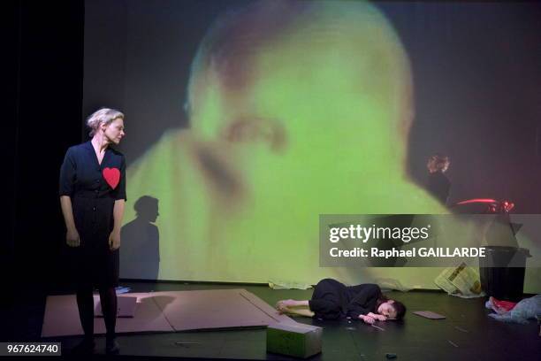 Anna Cervinka , Céline Samie et Nâzim Boudjenah de la troupe de la Comédie-Française interprètent au 'Studio Théâtre' la pièce 'La petite fille aux...