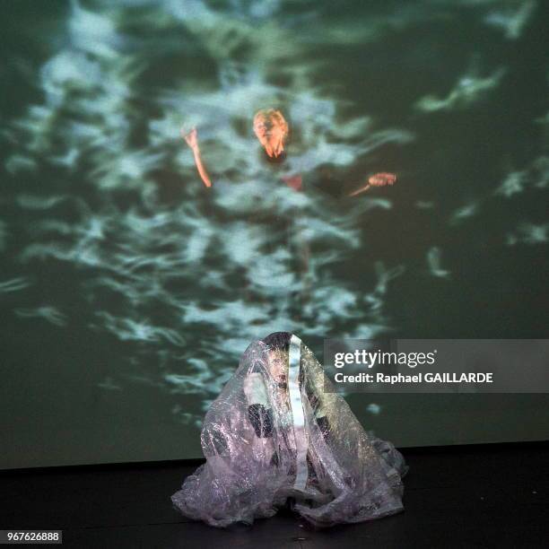 Anna Cervinka et Céline Samie de la troupe de la Comédie-Française interprètent au 'Studio Théâtre' la pièce 'La petite fille aux allumettes' de Hans...