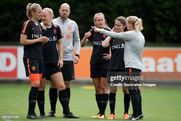 Kelly Zeeman of Holland Women, Stefanie van der Gragt of Holland Women, goalkeeper trainer Erskine Schoenmaker of Holland Women, Desiree van Lunteren...