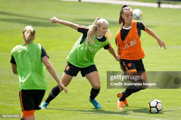 Kika van Es of Holland Women, Jill Roord of Holland Women during the Training Holland Women at the KNVB Campus on June 5, 2018 in Zeist Netherlands