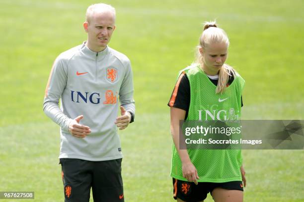 Assistant trainer Arjan Veurink of Holland Women, Kika van Es of Holland Women during the Training Holland Women at the KNVB Campus on June 5, 2018...