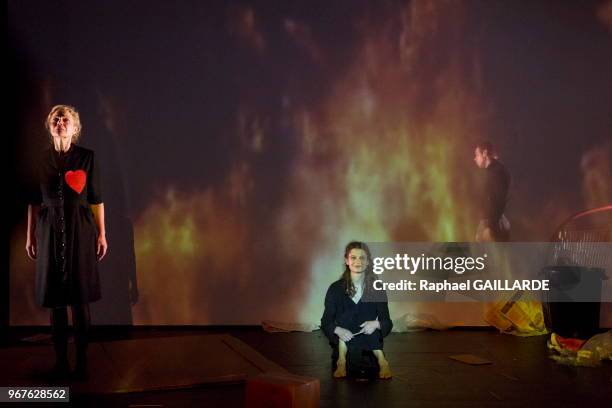 Anna Cervinka , Céline Samie et Nâzim Boudjenah de la troupe de la Comédie-Française interprètent au 'Studio Théâtre' la pièce 'La petite fille aux...