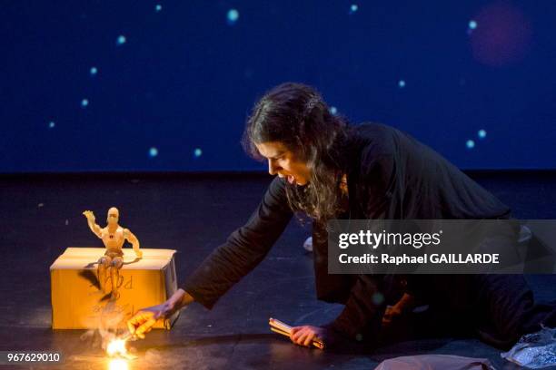 Anna Cervinka de la troupe de la Comédie-Française interprète au 'Studio Théâtre' la pièce 'La petite fille aux allumettes' de Hans Christian...