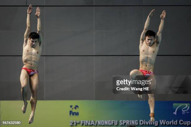 Cao yuan and Xie siyi of China compete in the man's 3m Synchro Springboard final on FINA Diving World Cup 2018 at the Wuhan Sports Center on June 5,...