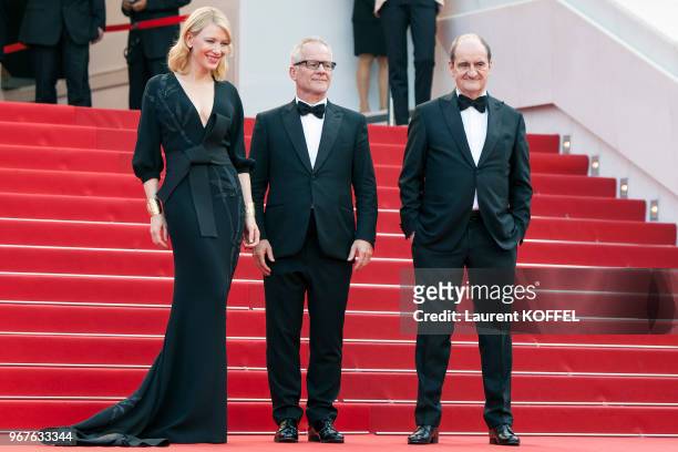 Cate Blanchett, Thierry Frémaux et Pierre Lescure lors de la montée des marches pour la première du film 'Sicario' durant le 68ème Festival du Film...