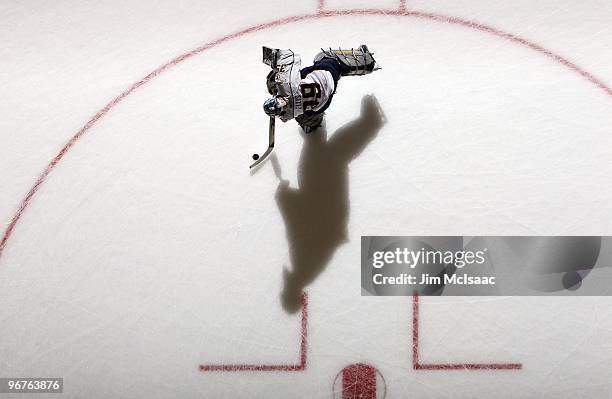 Dan Ellis of the Nashville Predators warms up before playing the New York Islanders on February 9, 2010 at Nassau Coliseum in Uniondale, New York.