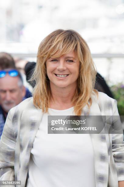 Actress Emma Suarez attends the 'April's Daughter' photocall during the 70th annual Cannes Film Festival at Palais des Festivals on May 20, 2017 in...