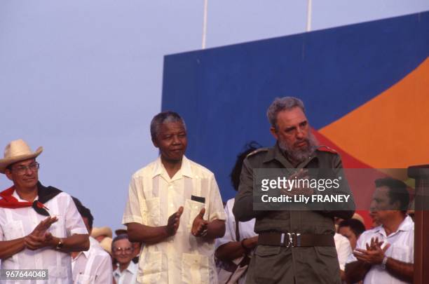 Rencontre entre l'homme politique sud-africain Nelson Mandela et Fidel Castro, le Président de la République de Cuba, à Matanzas, le 26 juillet 1971,...