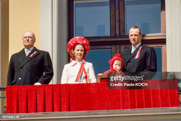 Le roi Olav V de Norvège, sur un balcon avec son fils Harald et son épouse Sonja Haraldsen et leur fille Märtha Louise, à Oslo, le 17 mai 1973,...