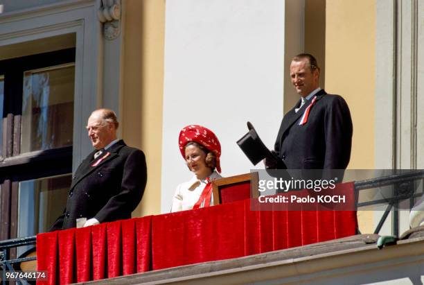 Le roi Olav V de Norvège, sur un balcon avec son fils Harald et son épouse Sonja Haraldsen, à Oslo, le 17 mai 1973, Norvège.
