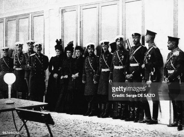 Le tsar Nicolas II avec sa famille dans le camp de Krasnoïe Selo, le 28 octobre 1899, Russie.