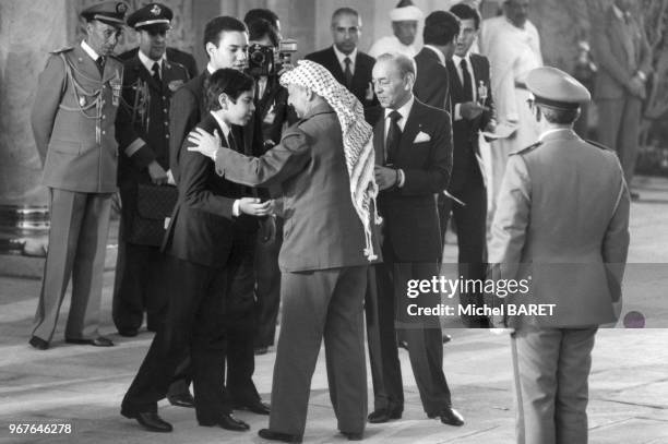 Homme politique palestinien Yasser Arafat acceuilli par Hassan II et ses fils lors de son arrivée au palais royal, pour le sommet des chefs d'Etats...