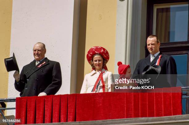 Le roi Olav V de Norvège, sur un balcon avec son fils Harald et son épouse Sonja Haraldsen et leur fille Märtha Louise, à Oslo, le 17 mai 1973,...