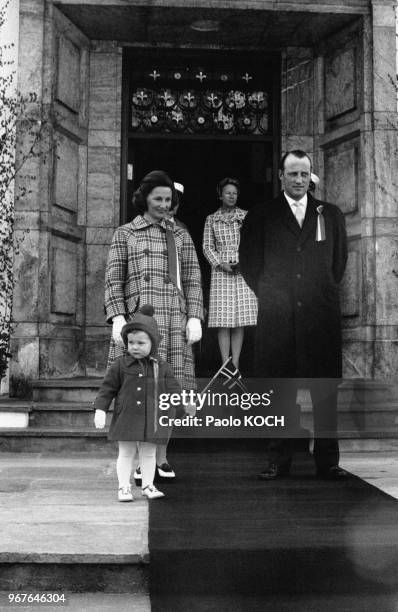 Le prince Harald de Norvège, futur roi Harald V, avec son épouse Sonja Haraldsen et leur fille Märtha Louise, devant leur maison à Oslo, le 17 mai...