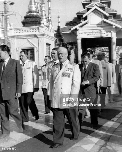 Maréchal Joukov, marchant en chaussettes sur le tapis rouge, visite la Pagode à Rangoon, Birmanie le 16 septembre 1958.