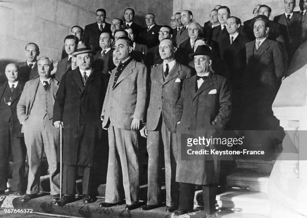 Monsieur Casanovas , ancien président du Parlement catalan et exilé en France est de retour et est photographié entouré de plusieurs membres du...