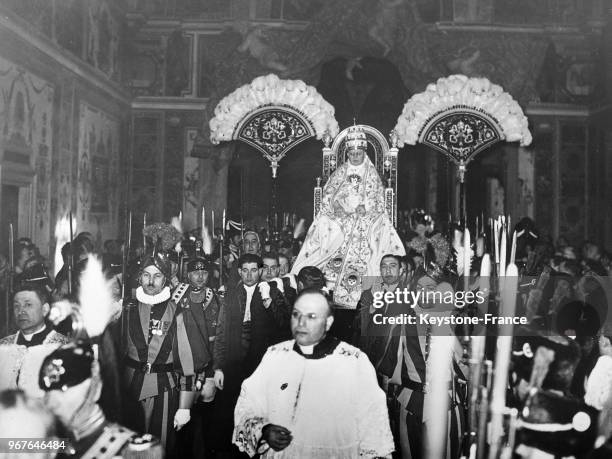 Le pape Pie XI porté sur la 'Sedia Gestatoria' à la basilique Saint Pierre au Vatican le 14 février 1935.
