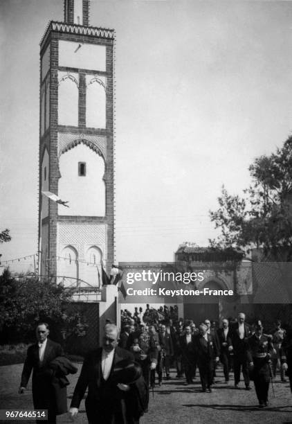 Le président de la République française Gaston Doumergue accueilli chaleureusement à la Résidence Générale du gouverneur avec la mosquée de la ville...