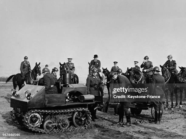 Le ministre de la Guerre belge, Monsieur Devèze assiste à la manoeuvre du nouveau tracteur à chenille pour l'artillerie, à Bruxelles, Belgique le 23...